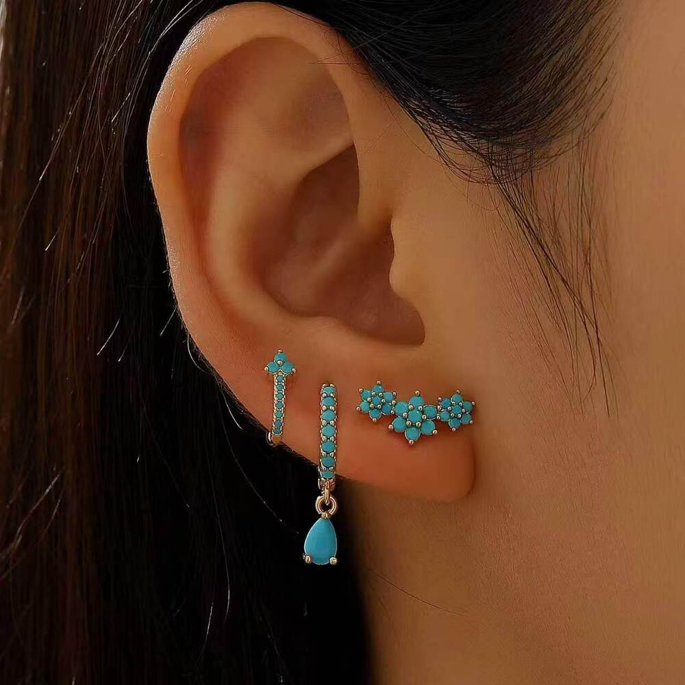 Minimal U-dip earrings with hollowed lower half. - Picture 5 of 5